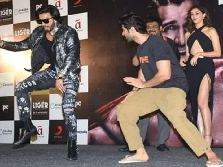 Ranveer Singh trolled Vijay Deverakonda choice of wearing chappals at Liger event in Mumbai Liger ट्रेलर लॉन्च पर हवाई चप्पल में पहुंचे Vijay Deverakonda की Ranveer Singh ने उड़ाई खिल्ली, जानिए भरी महफिल में क्या कह गए एक्टर