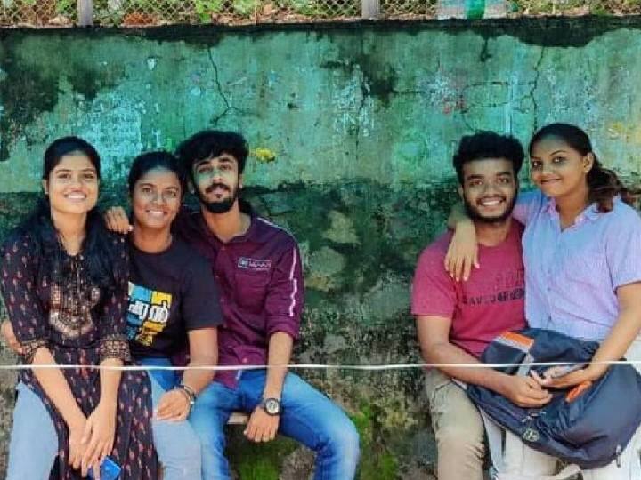 Kerala engineering students unseated moral policing viral photos Kerala: அருகருகே அமர்ந்தால் தவறா? கேரளாவில் மடி மீது அமரும் 'லேப் டாப்' போராட்டம்.. என்ன நடந்தது?