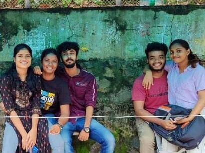 Kerala engineering students unseated moral policing viral photos Kerala: அருகருகே அமர்ந்தால் தவறா? கேரளாவில் மடி மீது அமரும் லேப் டாப் போராட்டம்.. என்ன நடந்தது?