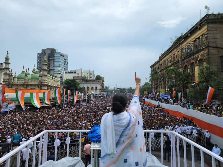 'বিজেপির সরকার, বেড়াল তপস্যির সরকার। এখনও বিল আনছে। সবার চাকরি খেয়ে নিচ্ছে। রেলে ৮০ হাজার চাকরি উঠিয়ে দিয়েছে। অগ্নিপথে ২০ হাজার নেবে বলে, তাহলে তো ৮০ হাজার উঠিয়ে দিল, এয়ার ইন্ডিয়া বিক্রি করে দিচ্ছে। পুরনো পার্লামেন্ট সেটাও দিয়ে দিয়েছে। কোনও কিছু মানে না'।