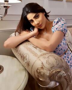 Nikki Tamboli Pics: छोटे कपड़ों में निक्की तंबोली ने ढाया कहर, फोटो देख उड़े फैंस के होश