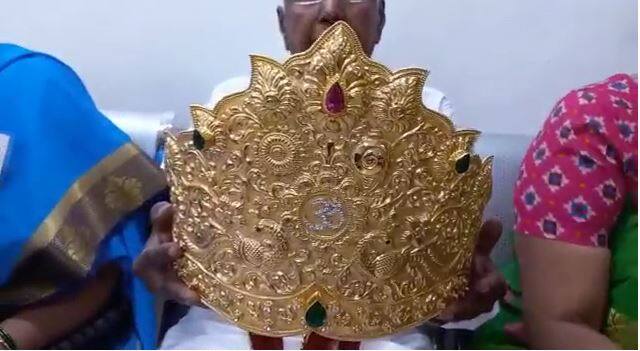 आज हैदराबाद येथील डॉ. रामकृष्णा मांबा यांनी आपल्या पत्नीची इच्छा पूर्ण करत सुमारे 40 लाख रुपये किंमतीचा 742 ग्रॅम वजनाचा सुवर्ण मुकुट साईबाबांच्या चरणी अर्पण केला आहे.