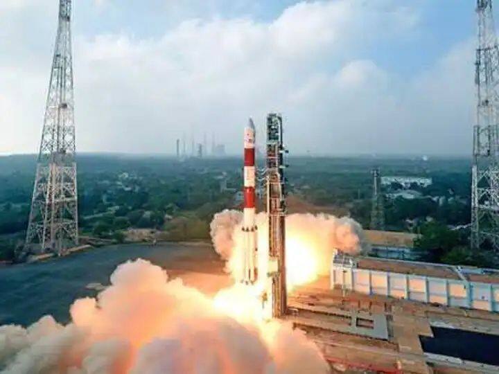gaganyaan will fly in space in 2023 by indian space agency isro marathi news Gaganyaan Mission : 2023 मध्ये गगनयान अंतराळात जाणार, जाणून घ्या कशी असेल भारताची पहिली मानवी मोहीम