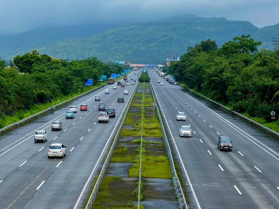 Pune-Bengaluru Distance To Be Reduced By 95 Km With Greenfield Corridor Pune-Bengaluru Greenfield Corridor: ग्रीनफिल्ड कॉरिडॉरमुळे पुणे-बेंगळुरू अंतर पाच तासांनी होणार कमी
