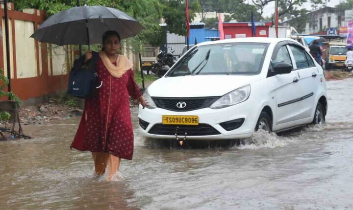 రోడ్లపై మోకాలి లోతులో నీరు చేరడంతో వాహనదారులు, ప్రజలు ఇబ్బందులు పడ్డారు.