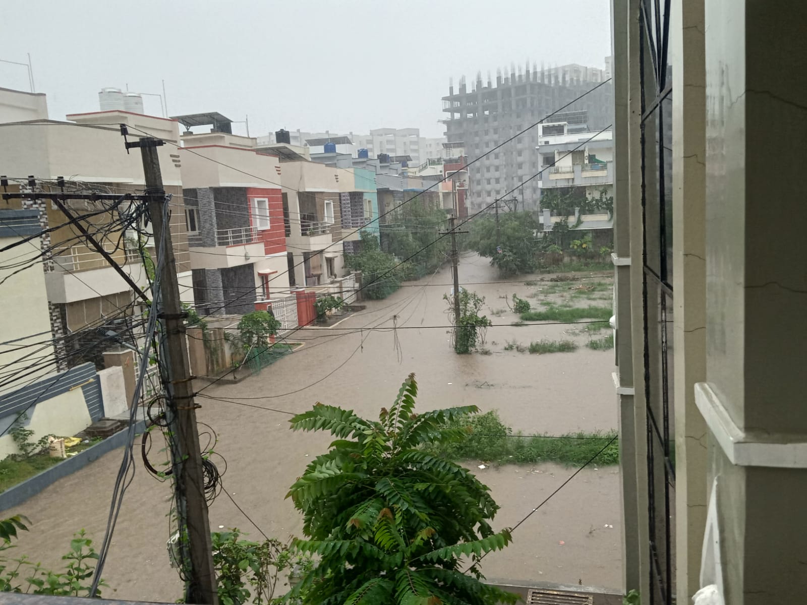 Hyderabad Rains : హైదరాబాద్ లో వర్ష బీభత్సం, చెరువులను తలపిస్తున్న రోడ్లు
