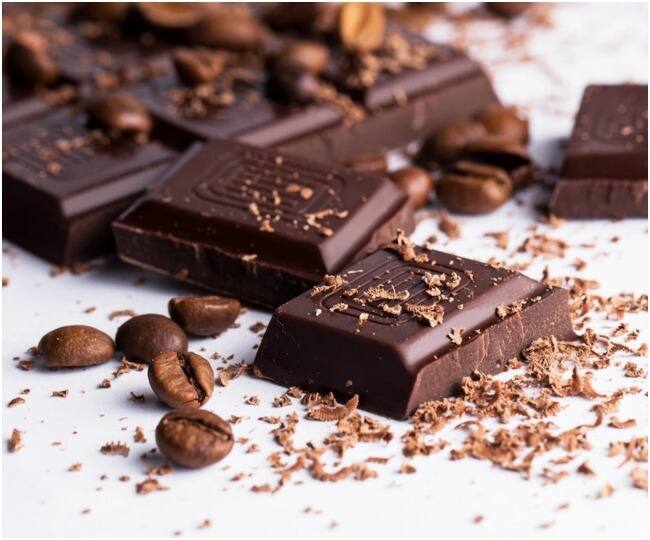 ਅਧਿਐਨ ਦਰਸਾਉਂਦੇ ਹਨ ਕਿ ਚਾਕਲੇਟ, ਖਾਸ ਤੌਰ 'ਤੇ ਡਾਰਕ ਚਾਕਲੇਟ ਖਾਣ ਨਾਲ ਯਾਦਦਾਸ਼ਤ ਅਤੇ ਮੂਡ ਦੋਵਾਂ ਨੂੰ ਵਧਾਇਆ ਜਾ ਸਕਦਾ ਹੈ।