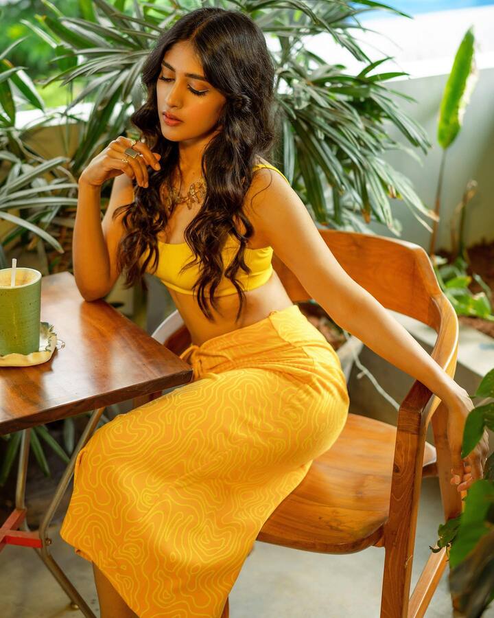 చాందిని చౌదరి లేటెస్ట్ హాట్ స్టిల్స్. Image Credit: Chandini Chowdaryi/ Instagram
