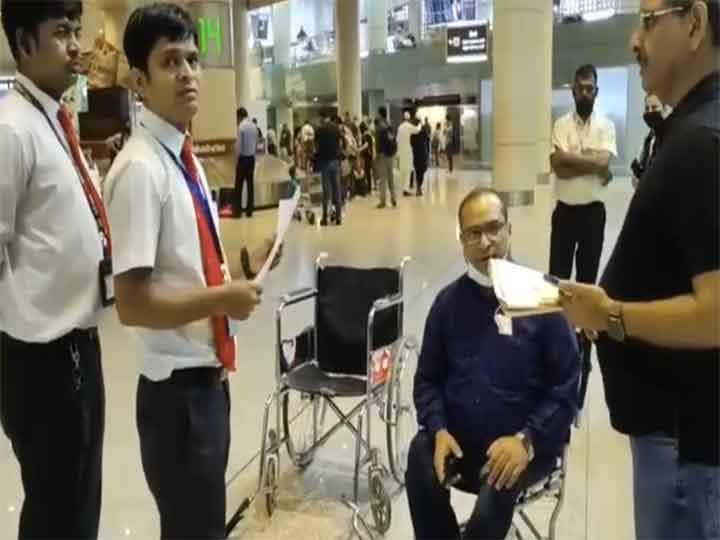 Wheelchair not loaded in the plane, the disabled passenger had to suffer