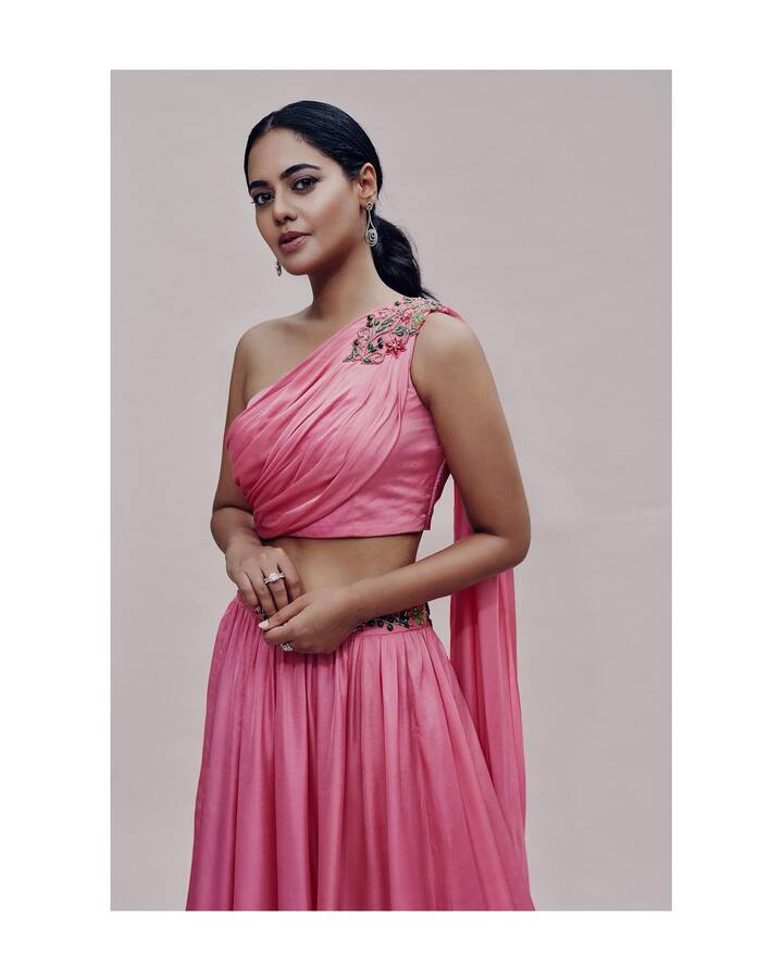 ఆవకాయ్ బిర్యానీ ఫేమ్ బిందుమాధవి తెలుగులో పెద్దగా అవకాశాలు అందిపుచ్చుకోలేకపోయింది. ఆ తర్వాత కోలీవుడ్ కి వెళ్లి అక్కడ కూడా తన సత్తా చాటింది. తమిళంలో ఎక్కువ ఆఫర్లు అందిపుచ్చుకుంది. ఈ మధ్య బిగ్ బాస్ నాన్ స్టాప్ రియాలిటీ షోతో మళ్లీ ఫాలోయింగ్ పెంచుకుంది.(image credit:Bindu Madhavi/Instagram)