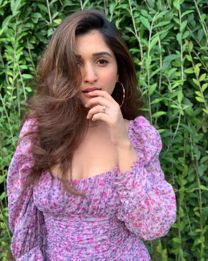 निधि शाह के इंस्टाग्राम पर गौर करेंगे तो एक से बढ़कर एक सिजलिंग तस्वीरों की भरमार देखने को मिलती है.