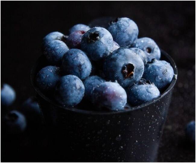 ਇਸ ਫਲ ਦੇ ਬਹੁਤ ਸਾਰੇ ਫਾਇਦੇ ਹਨ, ਖਾਸ ਕਰਕੇ ਦਿਮਾਗ ਲਈ। ਬਲੂਬੇਰੀ ਐਂਟੀਆਕਸੀਡੈਂਟਸ ਨਾਲ ਭਰਪੂਰ ਹੁੰਦੀ ਹੈ।