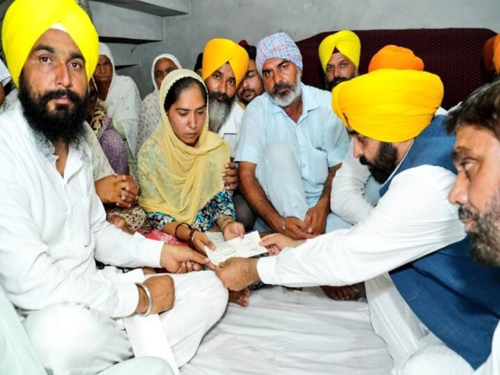 Punjab News CM Bhagwant Mann reached house of martyr jawan Kuldeep Singh handed over 1 crore rupees check to family Punjab News: शहीद हुए जवान कुलदीप सिंह के घर पहुंचे CM भगवंत मान, परिवार को सौंपा 1 करोड़ का चेक