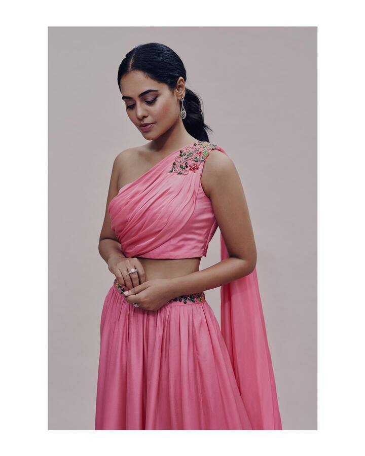 హౌజ్‌లో ఆడపులిలా చెలరేగిపోయిన బిందుకి మంచి అవకాశాలే వస్తున్నాయి. తెలుగులో ప్రస్తుతం బాలయ్య, అనిల్ రావిపూడి సినిమాలో ఛాన్స్ దక్కించుకున్న బిందు మాధవికి మలయాళంలో ఓ బంపర్ ఆఫర్ వచ్చినట్లు తెలుస్తోంది. మోహన్ లాల్ కొడుకు ప్రణవ్‌ మోహన్‌లాల్‌ సినిమాలో హీరోయిన్‌గా నటించే అవకాశం వచ్చినట్లు టాక్. (image credit:Bindu Madhavi/Instagram)