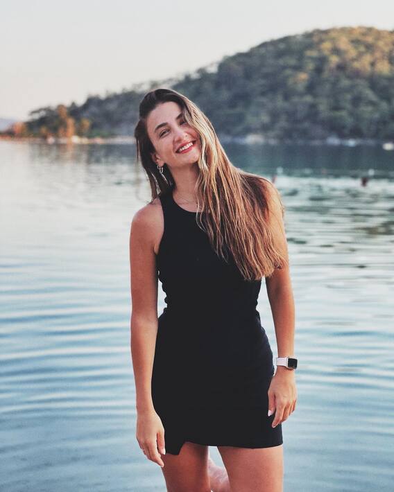 પોતાના ગ્લેમરસ લૂકથી ચર્ચામાં રહે છે તુર્કીની આ એક્ટ્રેસ