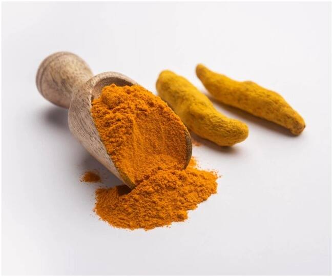 ਹਲਦੀ ਵਿੱਚ ਸਰਗਰਮ ਮਿਸ਼ਰਣ ਕਰਕਿਊਮਿਨ ਹੁੰਦਾ ਹੈ, ਜਿਸ ਵਿੱਚ ਮਜ਼ਬੂਤ ਐਂਟੀ-ਇਨਫਲੇਮੇਟਰੀ ਅਤੇ ਐਂਟੀਆਕਸੀਡੈਂਟ ਗੁਣ ਹੁੰਦੇ ਹਨ।