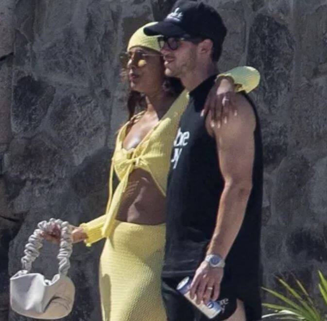 ਤਸਵੀਰਾਂ 'ਚ ਪ੍ਰਿਅੰਕਾ ਕਦੇ ਪਤੀ ਨਿਕ ਨਾਲ ਹੱਸ ਰਹੀ ਹੈ ਤਾਂ ਕਦੇ ਉਸ ਦੇ ਮੋਢੇ 'ਤੇ ਹੱਥ ਰੱਖ ਕੇ ਖੜ੍ਹੀ ਹੈ। ਫੋਟੋਆਂ 'ਚ ਪ੍ਰਿਯੰਕਾ ਦਾ ਲੁੱਕ ਵੀ ਜਾਨਲੇਵਾ ਹੈ।