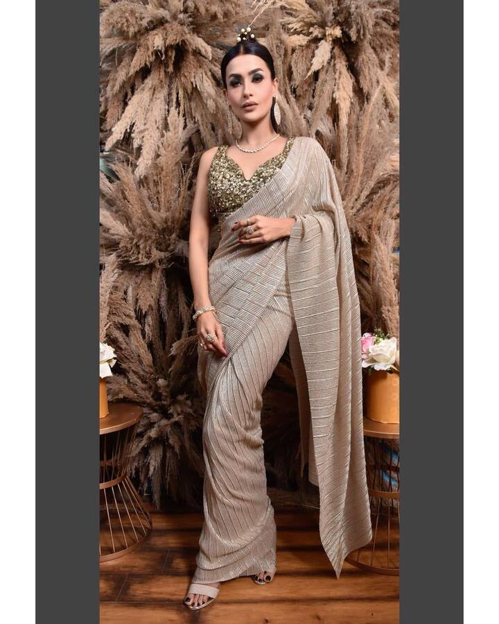 ‘बिग बॉस’ फेम पवित्रा पुनिया सिंपल ग्रे साड़ी के साथ एक भारी एंबेलिश्ड ब्लाउज पेयर किया था, जो स्लीवलेस था.