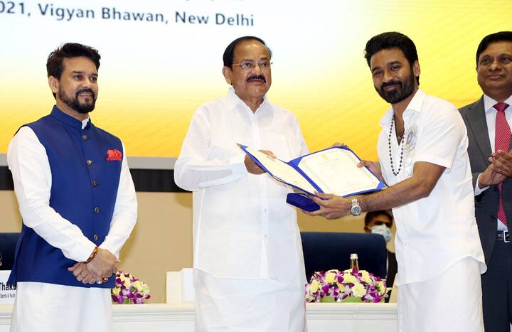 गेल्या वर्षी नवी दिल्ली येथे पार पडलेल्या 67 व्या राष्ट्रीय चित्रपट पुरस्कार सोहळ्याला धनुष उपस्थित होता. या सोहळ्यामध्ये धनुषला असुरन या चित्रपटातील अभिनयासाठी पुरस्कार देऊन गौरवण्यात आलं होतं. तेव्हा देखील त्यानं ट्रेडिशनल लूक केला होता.