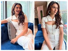 Rakul Preet Singh Pics: व्हाइट ड्रेस में गजब के पोज़ देती दिखीं रकुल प्रीत सिंह, खूबसूरत अदाएं जीत लेंगी आपका भी दिल !