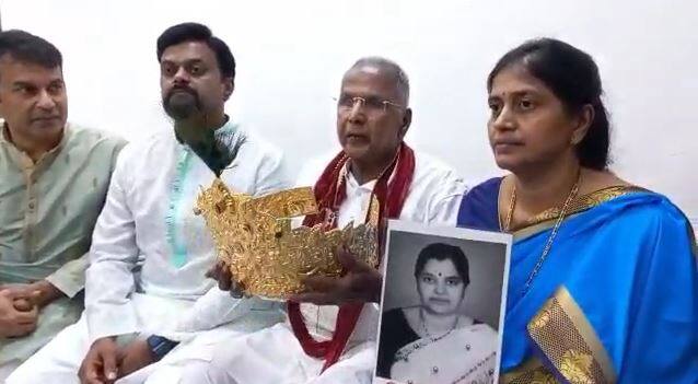 आज माध्यान्ह आरतीला हैदराबाद येथील डॉ रामकृष्ण मांबा आणी श्रीमती रत्ना मांबा यांच्या परिवाराने हजेरी लावून श्री साई समाधीचे मनोभावे दर्शन घेतले.