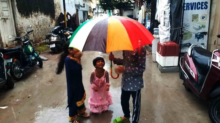 నగరంలోని పలు కాలనీల్లో నీరు చేరింది. డ్రైయిన్లు పొంగి ఆ నీరు కాలనీల్లోకి వచ్చింది.