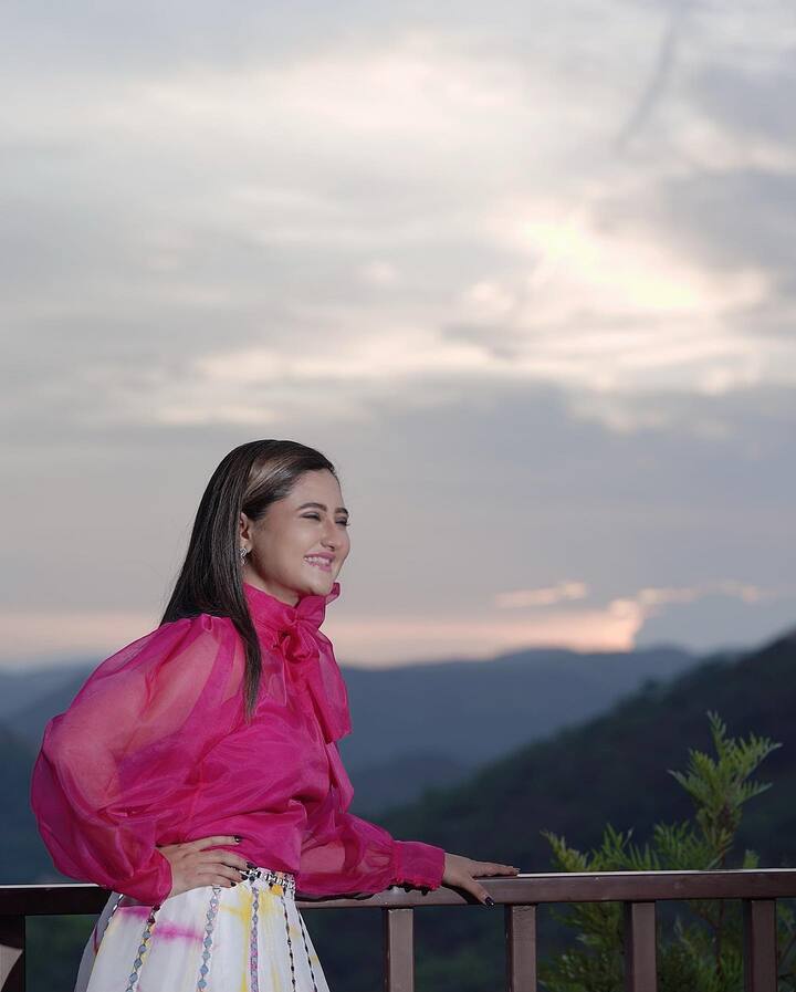 दरअसल थोड़ी देर पहले ही रश्मि देसाई ने कुछ शानदार फोटो को अपने ऑफिशियल इंस्टाग्राम हैंडल पर शेयर किया है.