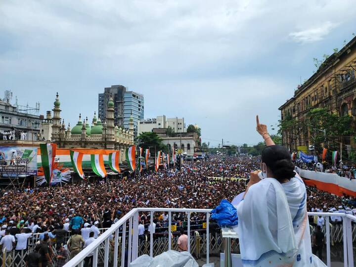 পেট্রোল, ডিজেল, রান্নার গ্যাসের মূল্যবৃদ্ধির মতো বিষয়কে হাতিয়ার করে সরব হয়েছেন তিনি। আজ একুশের সভা থেকে কী বার্তা দিলেন নেত্রী? দেখে নিন এক ঝলকে।