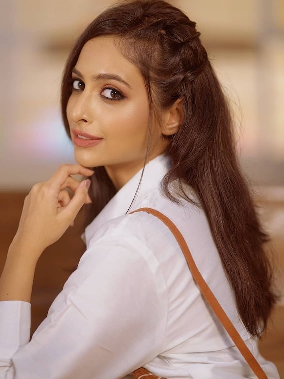 ये रिश्ता की आरोही की देखें स्टाइलिश फोटो