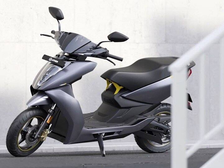 Ather 450X Gen 3 এই নতুন স্কুটারে যুক্ত হয়েছে আগের তুলনায় দ্বিগুণ সাইজের রেয়ার ভিউ মিরর এবং পিছনের চাকার টায়ারও চওড়া হয়েছে।