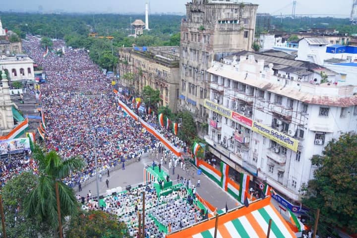 'বিজেপি সব জায়গায় সরকার ভাঙছে, বাংলায় অনেক ভাবে হারানোর চেষ্টা করেছিল, কিন্তু পারেনি। ২০২১ মানুষ দেখিয়ে দিয়েছে। ২১ কখনও ভুলতে দেয় না। তাই তো বলি আবার আবার ফিরে এসো ২১ বারবার'।