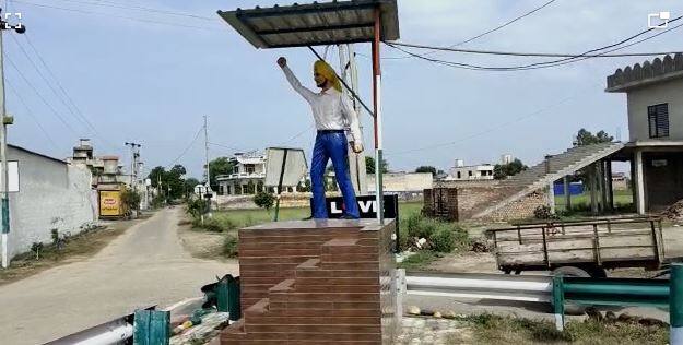 Khalistan Zindabad and  Bhagat Singh terrorist Slogans  written on the Statue of Shaheed Bhagat Singh in Ferozepur ਫਿਰੋਜ਼ਪੁਰ 'ਚ ਸ਼ਹੀਦ ਭਗਤ ਸਿੰਘ ਦੇ ਬੁੱਤ ਉੱਤੇ ਲਿਖੇ ਖਾਲਿਸਤਾਨ ਜ਼ਿੰਦਾਬਾਦ - ਭਗਤ ਸਿੰਘ ਅੱਤਵਾਦੀ ਦੇ ਨਾਅਰੇ