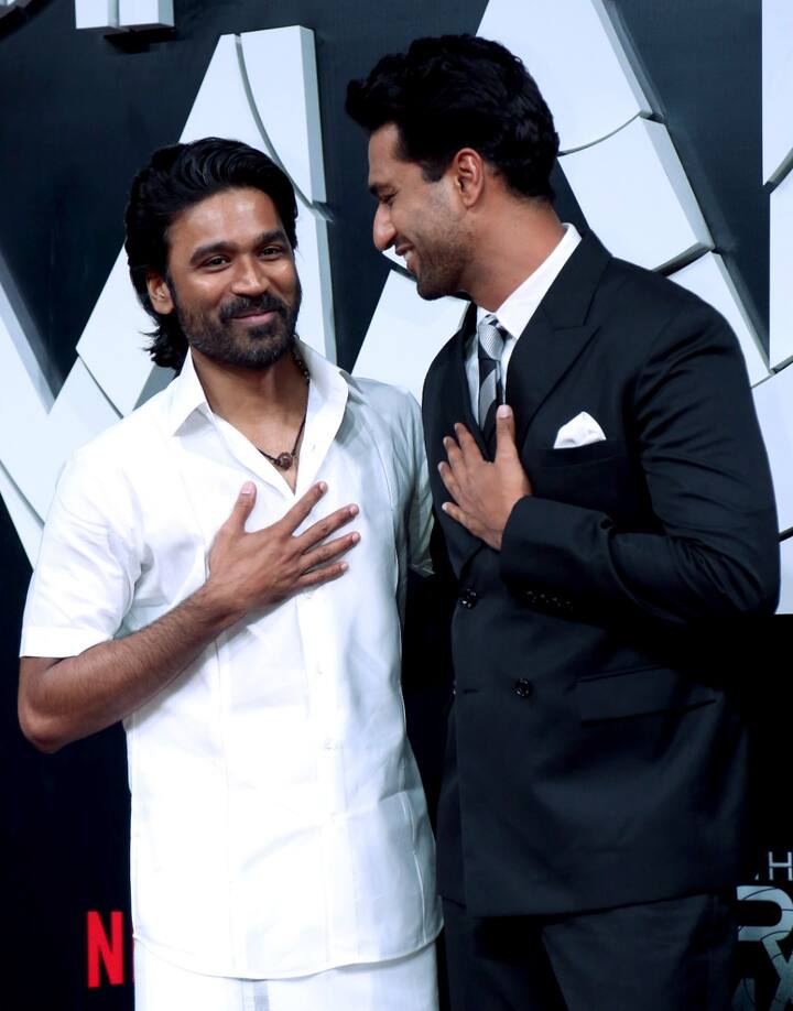 धनुषचा द ग्रे मॅन हा चित्रपट नेटफ्लिक्सवर रिलीज होणार आहे. या चित्रपटाचा स्पेशल प्रीमिअर हा गुरुवारी (21 जुलै) संध्याकाळी मुंबईमध्ये पार पडला. प्रीमिअरला उपस्थित असलेल्या सर्व कलाकार तसेच इतर दिग्गजांनी फॉर्मल लूक केला होता. पण धनुषच्या लूकनं अनेकांचे लक्ष वेधले. व्हाईट शर्ट, ट्रेडिशनल व्हाईट वेष्टी (लुंगी), हातात घड्याळ असा लूक धनुषनं केला होता.