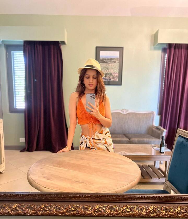 निधि शाह को बिकिनी वेब कहा जाए तो ये भी गलत नहीं होगा. अक्सर वो बिकिनी में तस्वीरें शेयर कर हड़कंप मचाती रहती हैं.