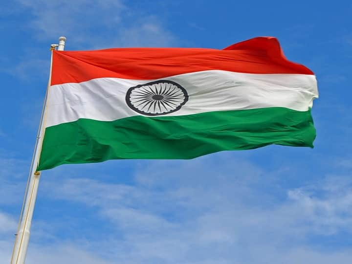 national flag code of india tiranga 15 august independance day flag made in khadi institution Tiranga History : या चार ठिकाणी बनतो तिरंगा.... लाल किल्ल्यावर फडकणारा ध्वज कुठे बनवला जातोय माहिती आहे का? 