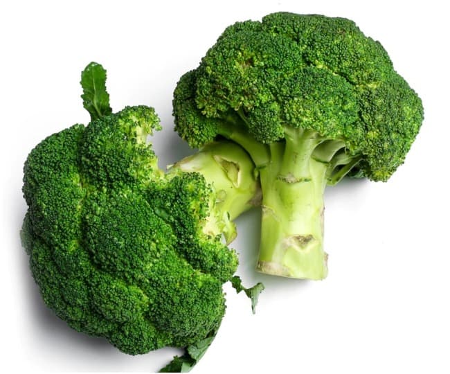 Broccoli Benefits : ब्रोकोलीमध्ये पॉलीफेनॉल, क्वेर्सेटिन आणि ग्लुकोसाइड यांसारखे पोषक घटक आढळतात, जे मधुमेह देखील नियंत्रित करतात.