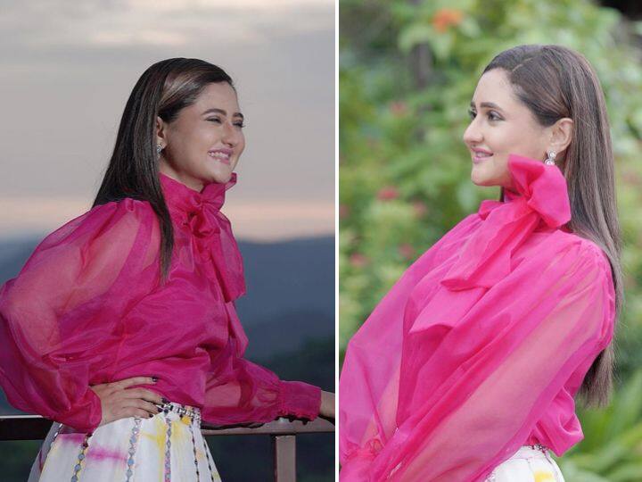 इन फोटो में आप देख सकते हैं कि रश्मि देसाई का लुक बेहद कमाल और लाजवाब लग रहा है. साथ ही उनकी खिलखिलाती हंसी कहर ढाह रही है.
