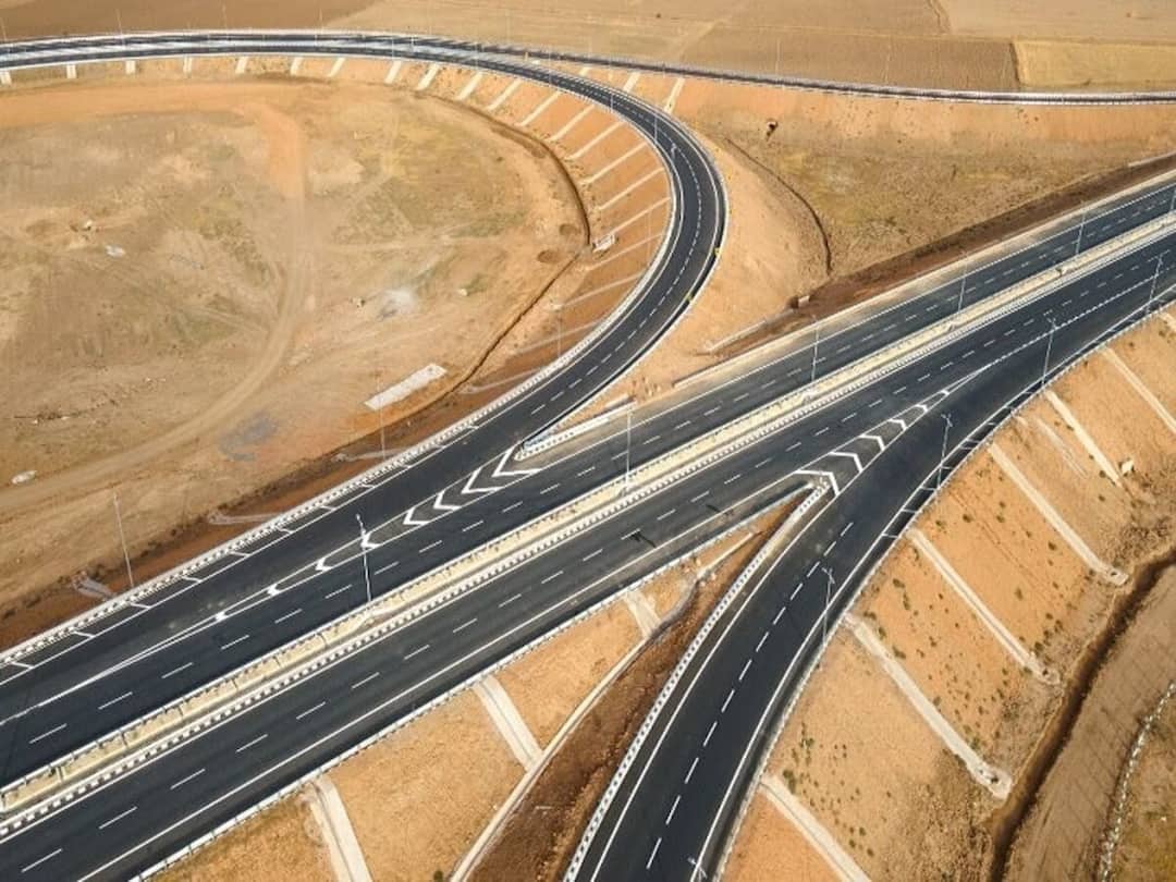 Portion of Bundelkhand Expressway caves in week after inauguration by PM Modi Bundelkhand Expressway: బుందేల్‌ఖండ్ ఎక్స్‌ప్రెస్‌వేలో అప్పుడే గుంతలు, ప్రధానిని టార్గెట్ చేసిన ప్రతిపక్షాలు