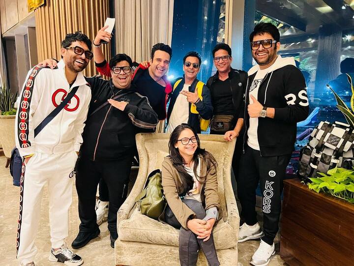 कपिल ने अपनी कॉमेडी टीम के साथ भी वेकेशन की फोटोज शेयर की थी, आराम के पलों में पूरी टीम काफी रिलेक्स नजर आई.