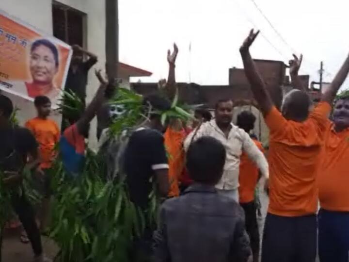 Gorakhpur Uttar Pradesh Celebration of victory of Draupadi Murmu CM Yogi Adityanath favorite village happy ANN Gorakhpur News: CM योगी के चहेते गांव में राष्ट्रपति चुनाव में द्रौपदी मुर्मू की जीत का जश्न, ढोल-नगाड़ों की धुन पर नाचते-गाते दिखे लोग