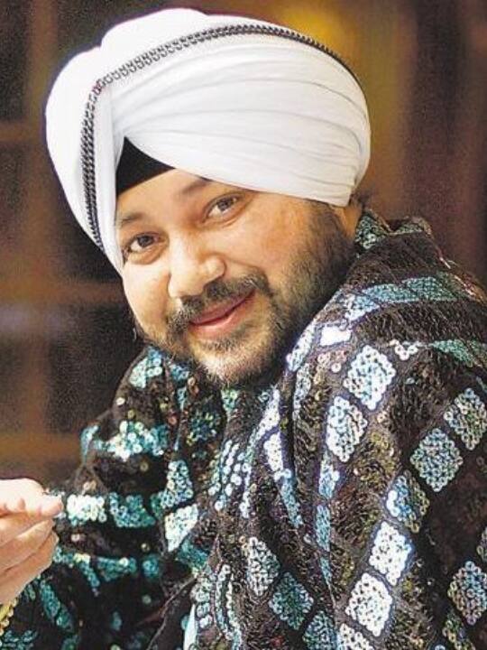 दलेर मेंहदी (Daler Mehndi) के सभी गाने हिट होते हैं और लोग उनके गानों पर थिड़कने को मजबूर हो जाते हैं. उनकी कुल संपत्ति लगभग 112 करोड़ रुपये है.
