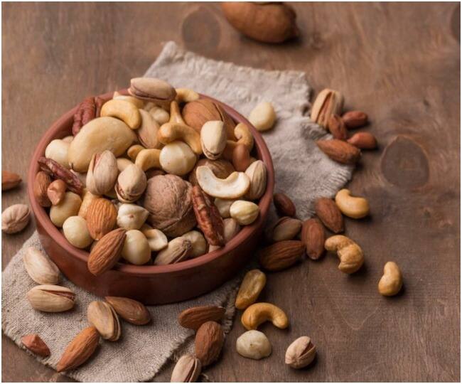 ਅਖਰੋਟ ਕਈ ਦਿਮਾਗ ਨੂੰ ਉਤਸ਼ਾਹਿਤ ਕਰਨ ਵਾਲੇ ਪੌਸ਼ਟਿਕ ਤੱਤਾਂ ਨਾਲ ਭਰਪੂਰ ਹੁੰਦੇ ਹਨ, ਜਿਸ ਵਿੱਚ ਵਿਟਾਮਿਨ ਈ, ਸਿਹਤਮੰਦ ਚਰਬੀ ਅਤੇ ਪੌਦਿਆਂ ਦੇ ਮਿਸ਼ਰਣ ਸ਼ਾਮਲ ਹਨ।