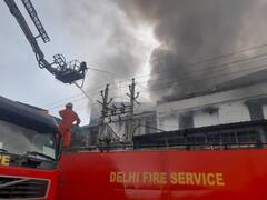 Delhi News: दिल्ली में नहीं थम रहीं आग की घटनाएं, 2 फैक्ट्रियों में लगी आग, दमकल की 25 गाड़ियों ने पाया काबू