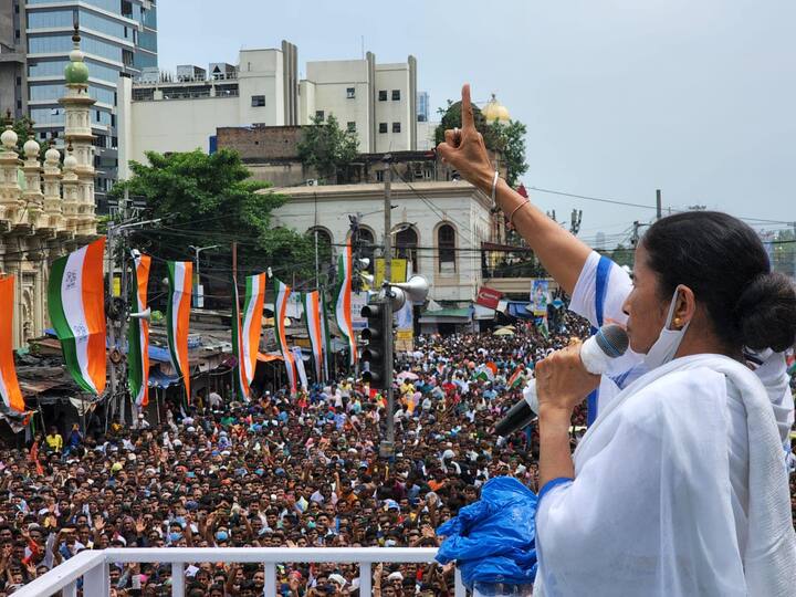 'কেউ তৃণমূলের নামে টাকা তুললে, থানায় নিয়ে যাবেন। কোনও কর্মী খেতে না পেলে, আমায় বলবেন'।