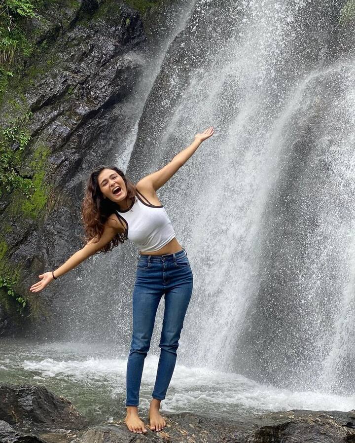 ఈ ట్రిప్ కి సంబంధించిన ఫొటోలను సోషల్ మీడియాలో షేర్ చేసింది. (Photo Courtesy : Shalini Panday Instagram)