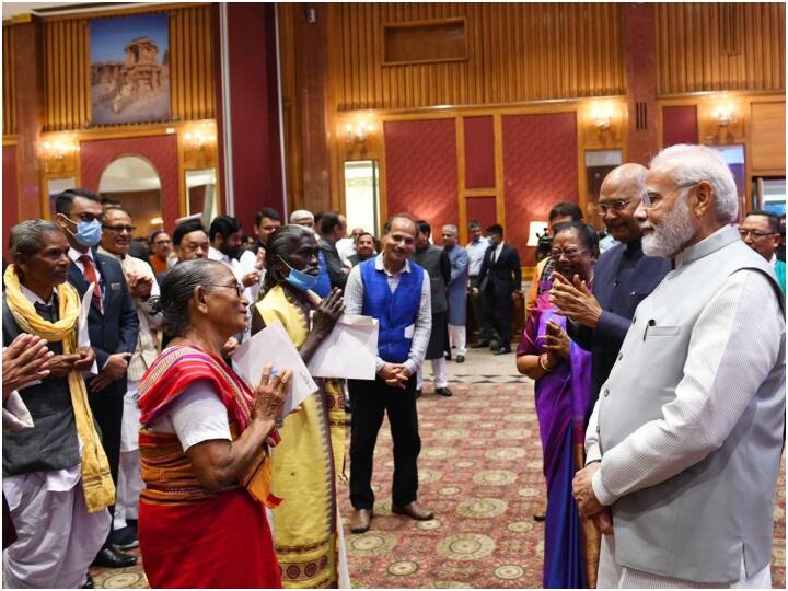इस कार्यक्रम की खास बात ये रही कि इसमें देश भर से कई आदिवासी नेता भी पहुंचे. इसके साथ-साथ विदाई भोज में कई पद्म पुरस्कार विजेताओं ने भी शिरकत की. प्रधानमंत्री नरेंद्र मोदी और निवर्तमान राष्ट्रपति राम नाथ कोविंद ने सबसे मुलाकात की.