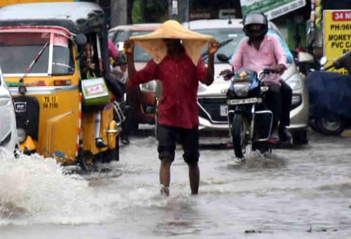 రోడ్లపై నీరు చేరడంతో వాహనదారులు, పాదచారులు ఇబ్బందులు పడ్డారు