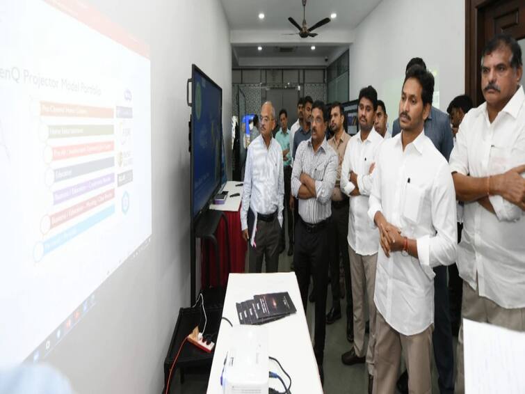 Amaravati cm jagan review on Educational department digital class rooms set up dnn CM Jagan Review : ప్రతి తరగతి గదిలో డిజిటల్ బోధన, సీఎం జగన్ కీలక నిర్ణయం