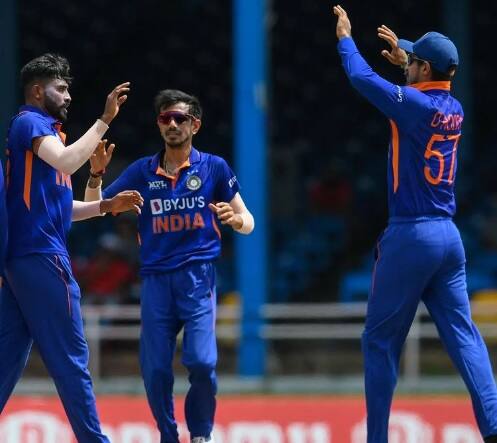 জবাবে ব্যাট করতে নেমে শুরুতেই শাই হোপের উইকেট হারায় ওয়েস্ট ইন্ডিজ। তবে কেইল মার্শ ও শামারা ব্রুকস মিলে দলকে টেনে তোলেন।