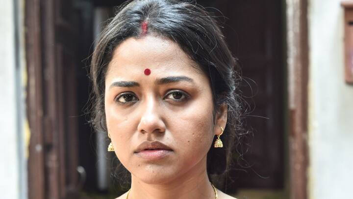 ফের নতুন ওয়েব সিরিজে সোহিনী সরকার (Sohini Sarkar)। তবে এবার তাঁর সঙ্গী আরও এক তরুণ অভিনেত্রী। ইন্দ্রাণী দত্তের কন্যা রাজনন্দিনী পাল (Rajnandini Paul)। সিরিজের নামভূমিকায় অভিনয় করেছেন সোহিনী।